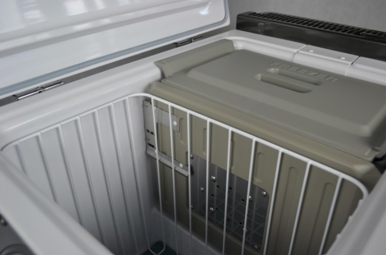 interno di un frigorifero engel a doppio scomparto con cestello