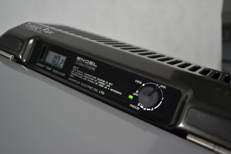 manopola di regolazione della temperatura di un frigorifero Engel con display digitale