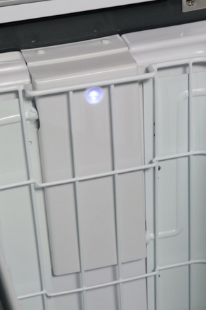 cestino interno bianco di un frigorifero con un LED blu