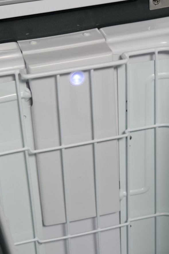 cestino interno bianco di un frigorifero con un LED blu