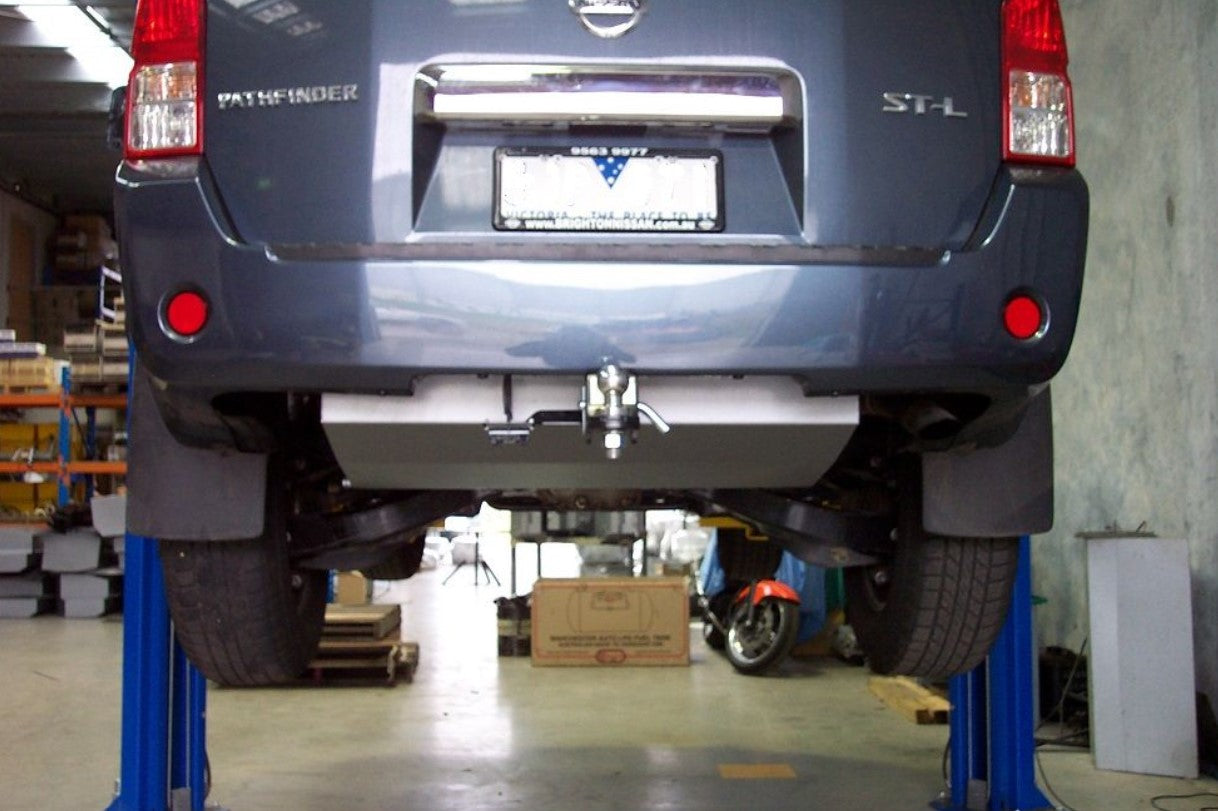 Vista posteriore di un Nissan Pathfinder blu su un ponte