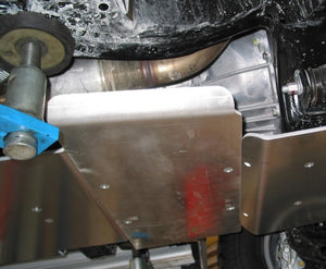pattino in alluminio montato sotto un veicolo sporco