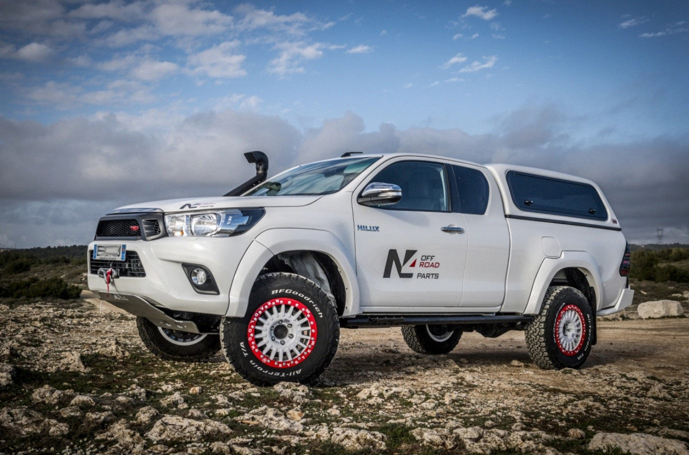 toyota hilux bianco con ruote bianche e rosse 