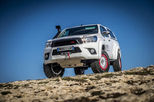 paesaggio roccioso con un pick-up parcheggiato sopra