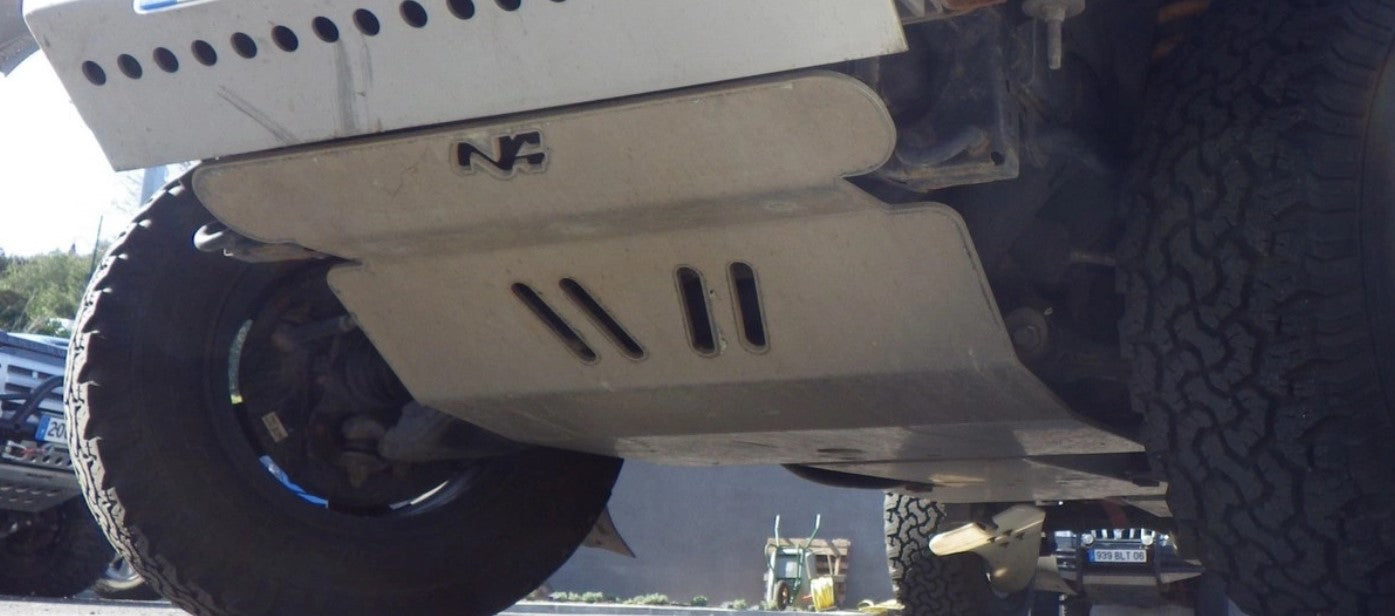N4 piastra di protezione montata sotto un veicolo nella parte anteriore