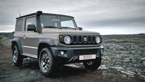 suzuki jimny marrone in un paesaggio roccioso