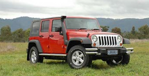 jeep wrangler 3.8l jk rosso in un paesaggio verde