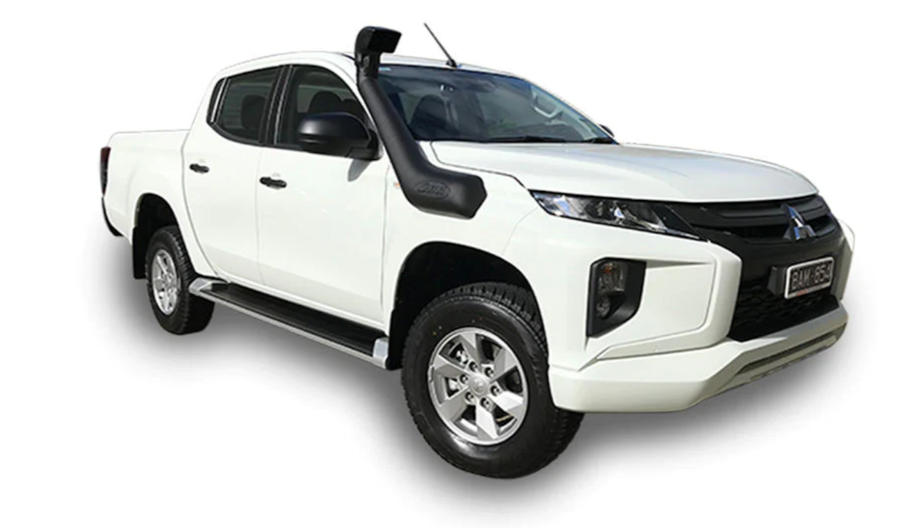 mitsubishi l200 bianco con snorkel e pedana nera