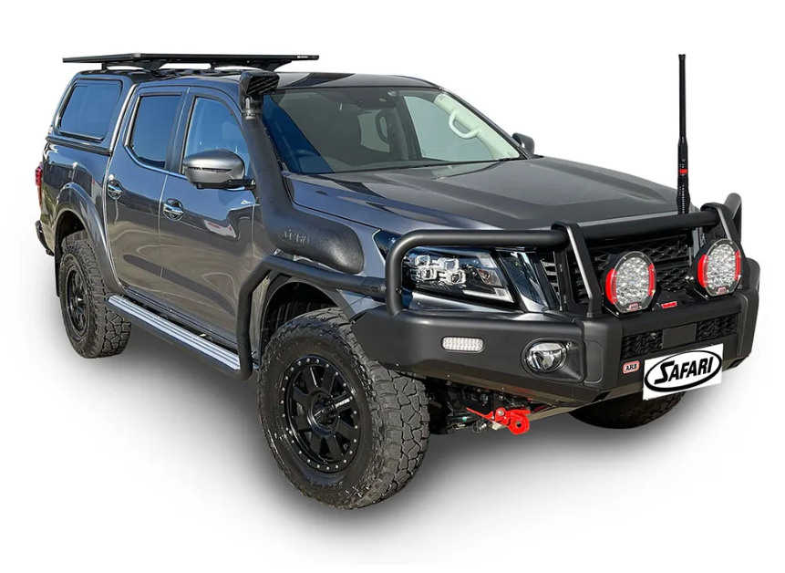 Nissan NAVARA scura con snorkel safari nero 4X4 presentata su sfondo bianco