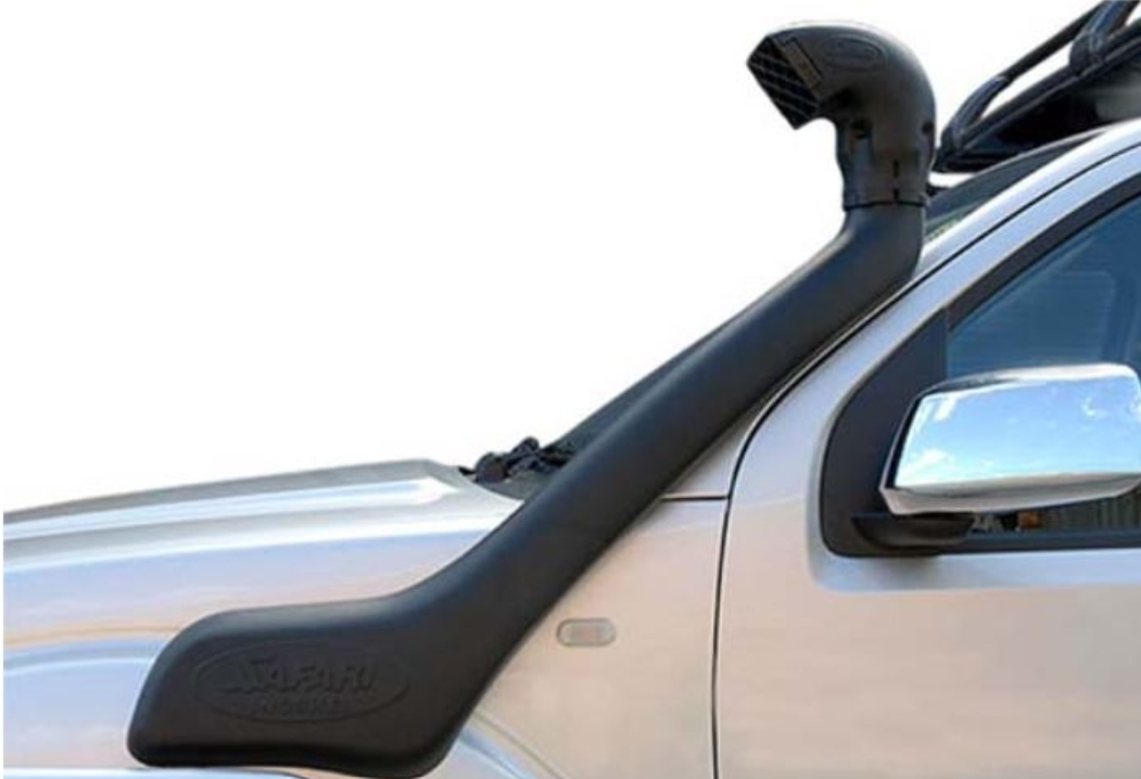 fronte di un pick-up grigio con uno snorkel safari 4X4 nero su sfondo bianco