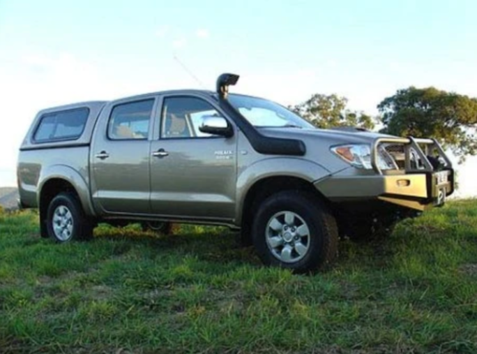 toyota hilux vigo con un hardtop e uno snorkel nero