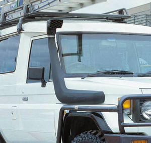 vista ravvicinata di una Land Cruiser bianca con uno snorkel nero