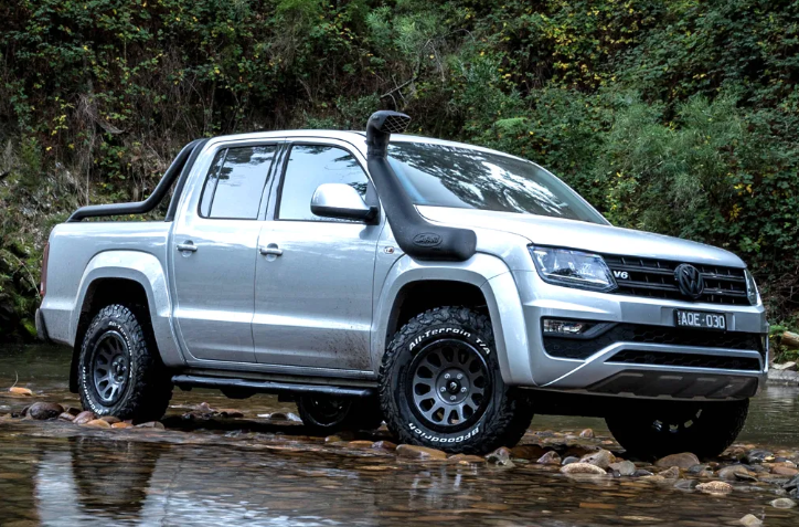 volkswagen amarok grigia in un fiume con uno snorkel nero