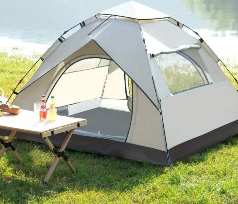 tenda da campeggio sull'erba di fronte all'acqua