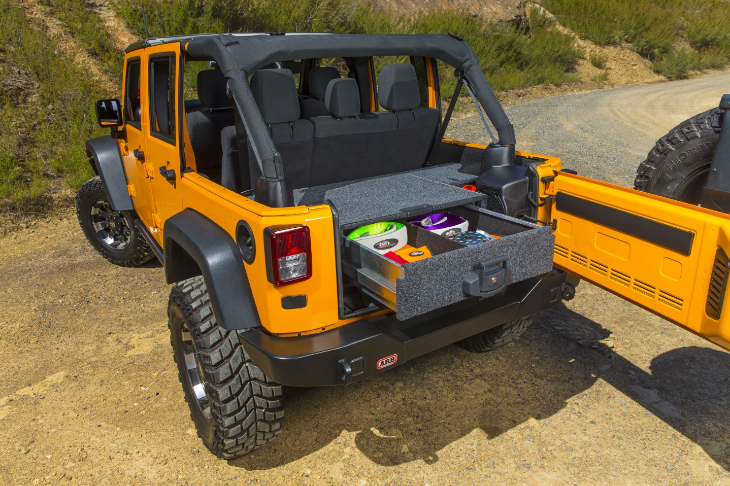 jeep wrangler giallo open top con cassetto posteriore aperto nel bagagliaio