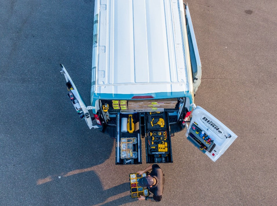 vista dall'alto di un furgone bianco con due cassetti aperti e pieni