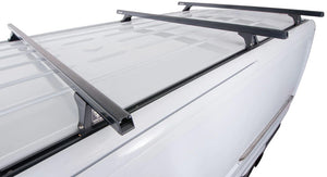 tetto bianco di un veicolo con 3 barre da tetto quadrate