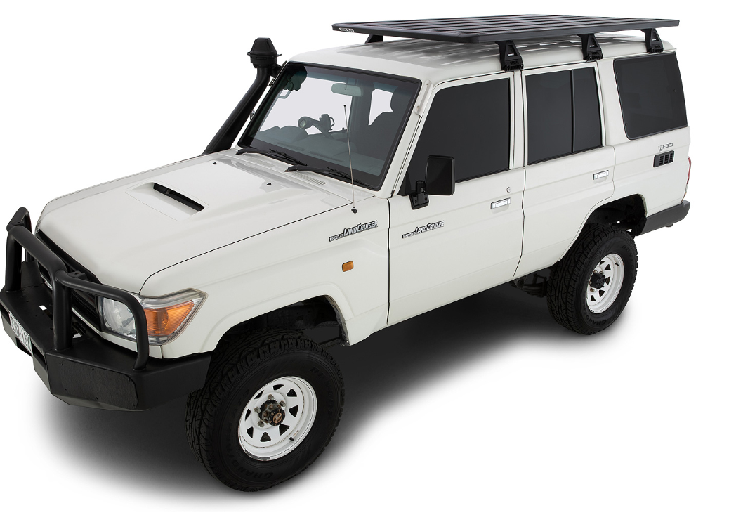 Toyota land cruiser bianco con paraurti e portapacchi