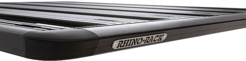 piastra in alluminio rhinorack grigio su piano a doghe nero