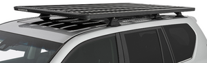 portapacchi nero sul tetto grigio della Land Cruiser con fissaggio a chiave