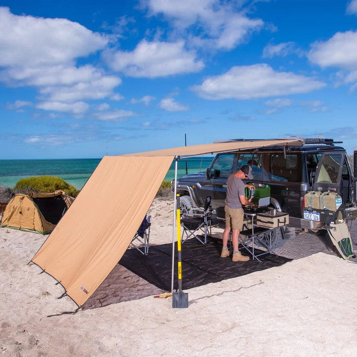 Parete ARB dispiegata su una spiaggia sabbiosa, accanto a un 4x4