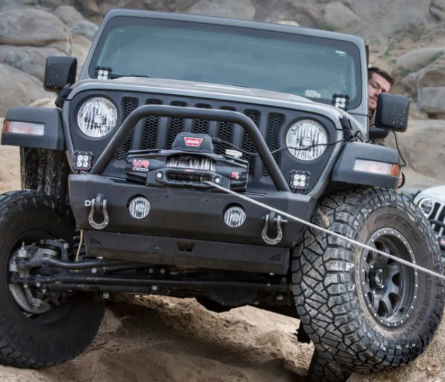 Jeep Wrangler nera trainata da un Verricelli warn